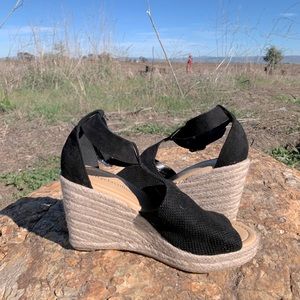 CITYCLASSIFIED strappy wedge sz 7.5